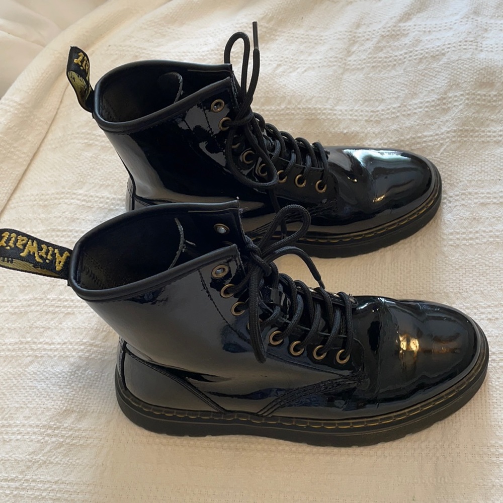 Size 8 Dr Martens. Never been worn!!!!!